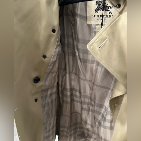 Burberry London AUTHENTIC Trench Coat NWT. New, tags still attached, never worn - Picture 10 of 11